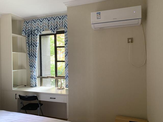 朋友来我家看看装修风格说说,精装房背景墙太丑了怎么办