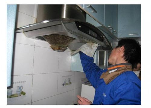 油烟机很脏用什么东西清洗最干净,油烟机脏了不要傻傻拆下来清洗