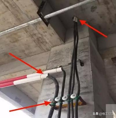 家里的闸一关楼梯道的电闸就跳闸,家里总闸漏电保护器总跳