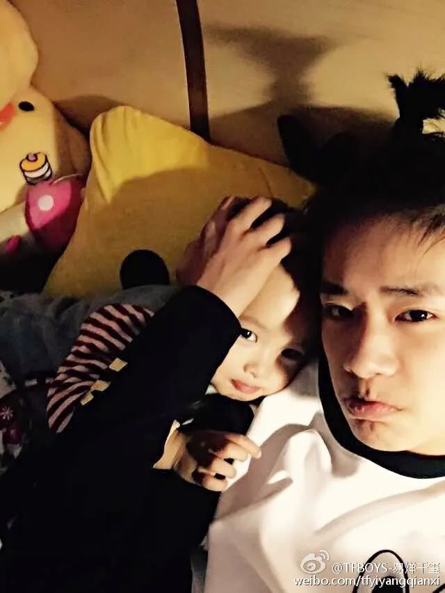 小孩父母双亡担起养家的重担,小小年纪就要扛起养家的重担