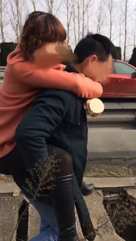 父母秀恩爱对子女的好处,父母特别秀恩爱的方式