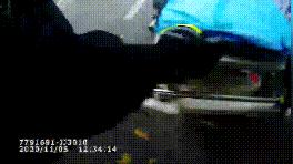 交警化身推车侠徒手推车,执勤交警一路小跑帮老人推车