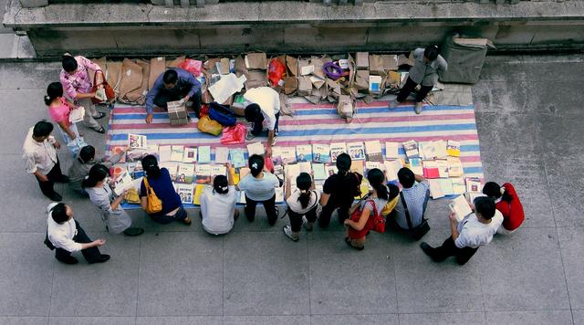 摆地摊的时候要怎么摆好卖,经营地摊三大注意事项