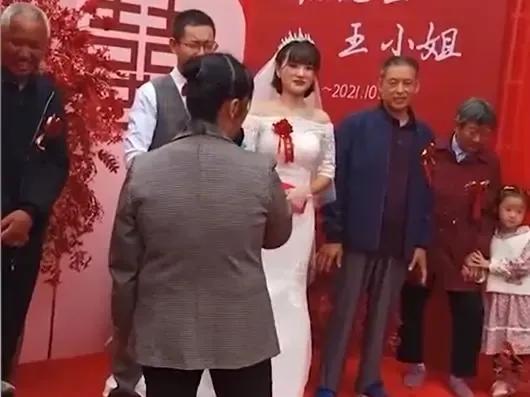 男方母亲婚礼致辞火了,结婚新郎父亲母亲讲话