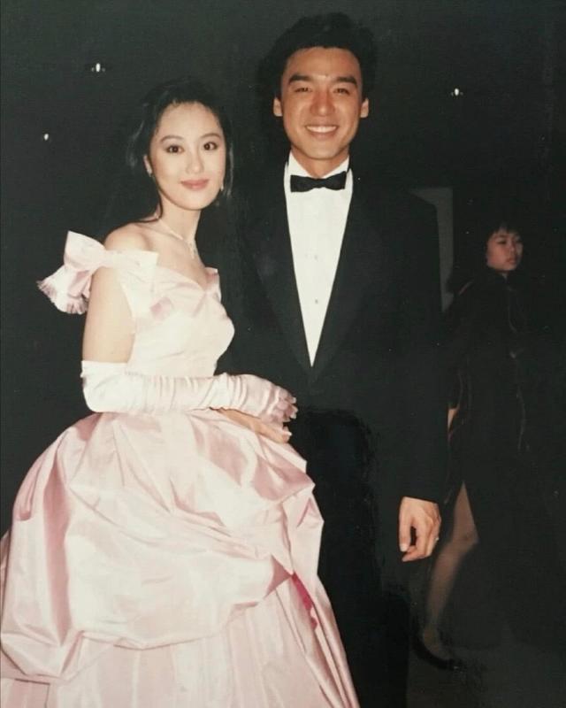 名媛章小蕙天生高调，穿黑色蕾丝吊带裙秀身材，*妇熟**气质一览无遗