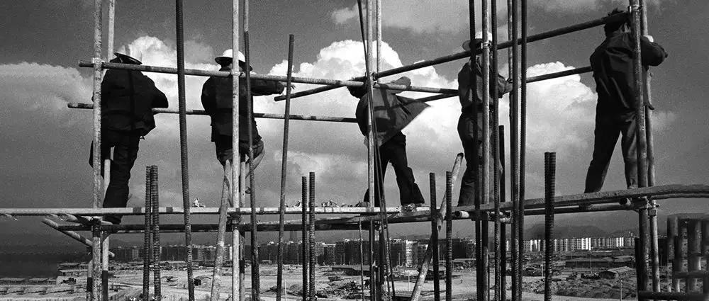 9个小时建一座火车站：吓懵老外的“中国速度”，却把我看哭了