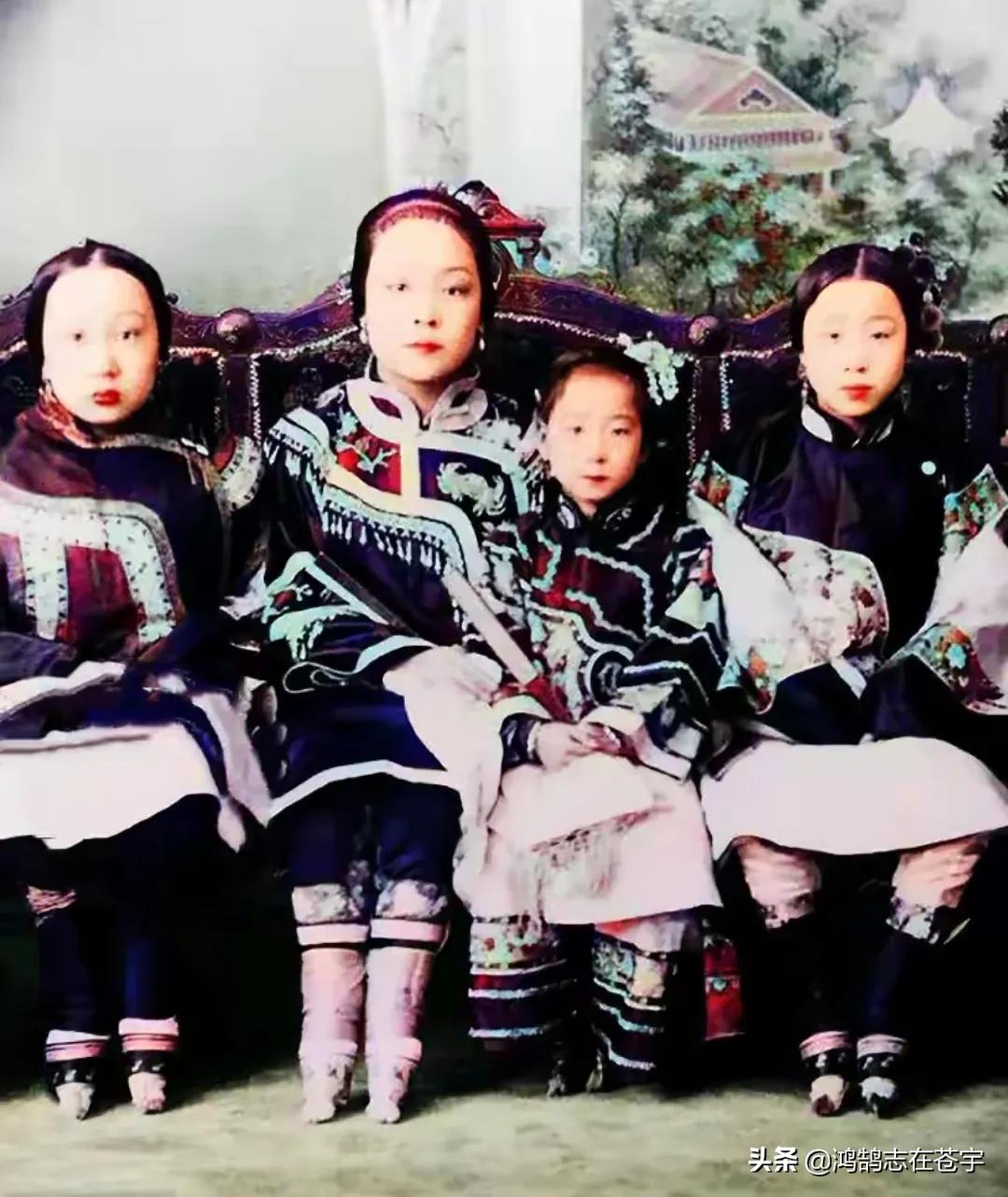 清末老照片太监面黄肌瘦,清末老照片官员奴相十足