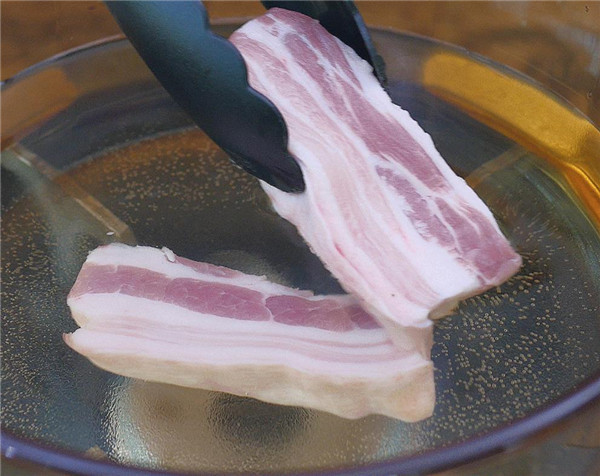 吃猪肉总感觉有臭味别人吃不出来,吃猪肉总是觉得猪肉是臭的