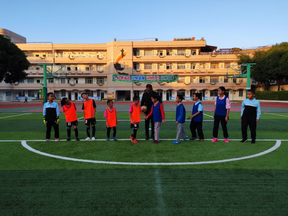 让我们去踢足球吧,我们正在踢足球