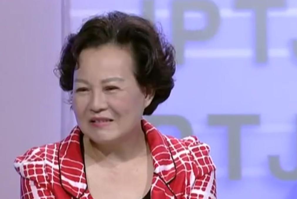 丈夫不懂人情世故，亲戚朋友来到家里，他居然用被子蒙头来躲避