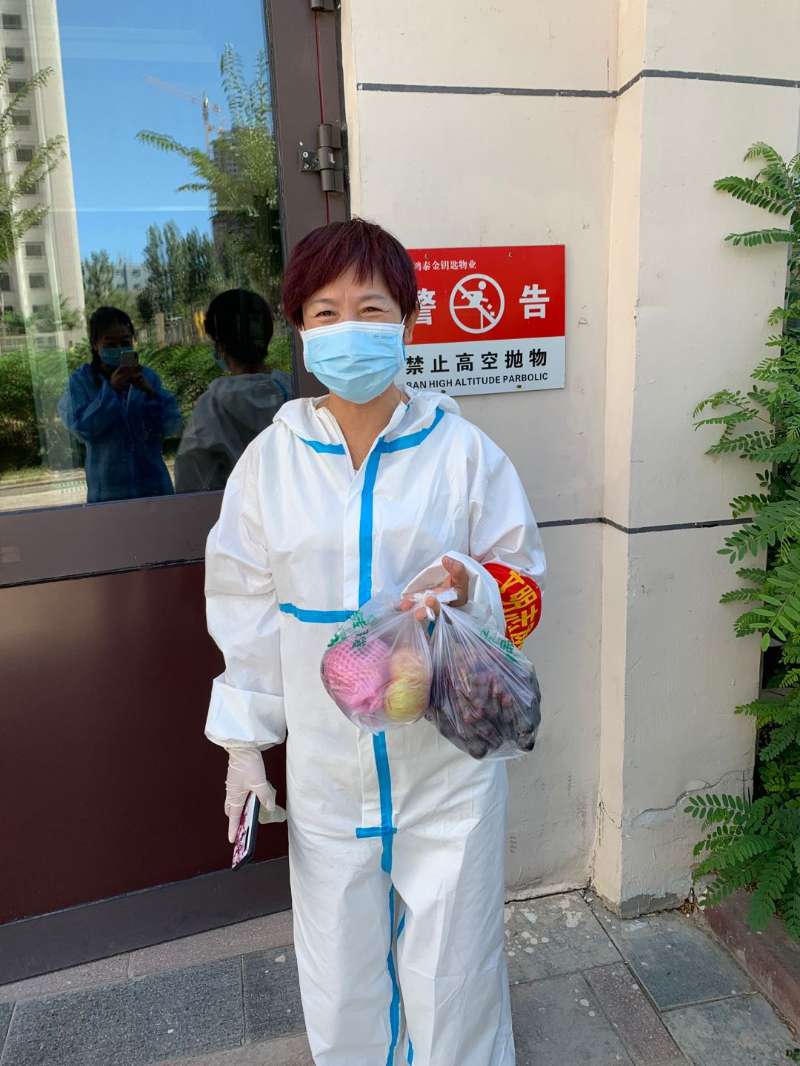 乌鲁木齐“仓盛社区送”爱心水果，情系抗疫一线社区志愿者