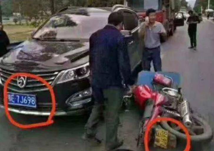 两车碰撞看到车牌笑了,两车相撞后车主相视一笑