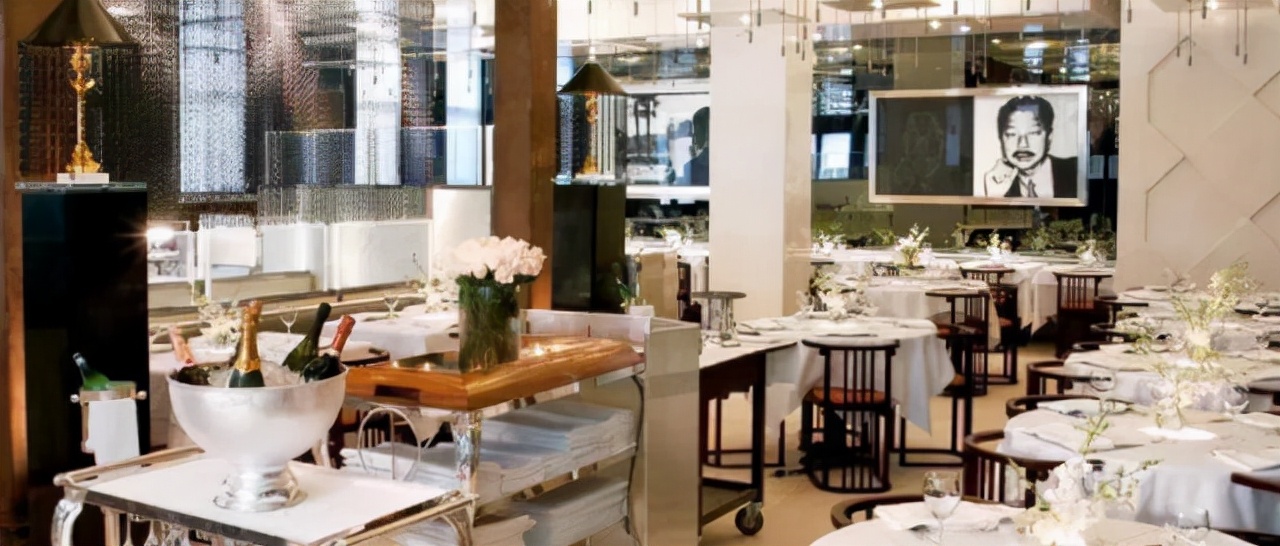 这个华人在美国被称作华人食神,80岁喜得子,老婆是美女还是硕士