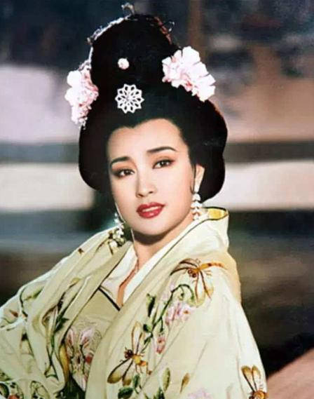 刘晓庆究竟有多少钱,六十五岁刘晓庆回老家买墓地