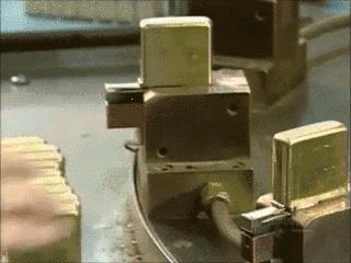 zippo打火机制造全过程,男生喜欢什么样的zippo打火机