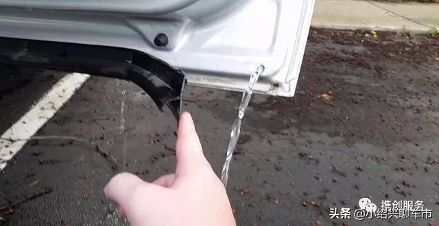 汽车驾驶室内积水怎么回事,为什么车底下会漏水