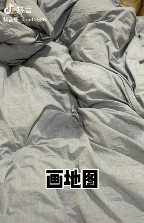 抖音特别能尿床的猫,猫咪尿床发抖音