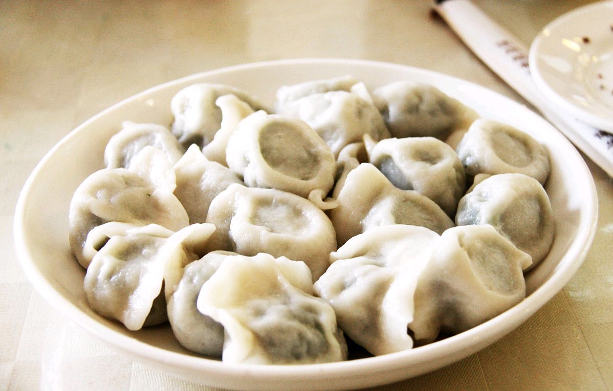 煮饺子加三次冷水的做法,凉水煮饺子还是热水煮冻饺子