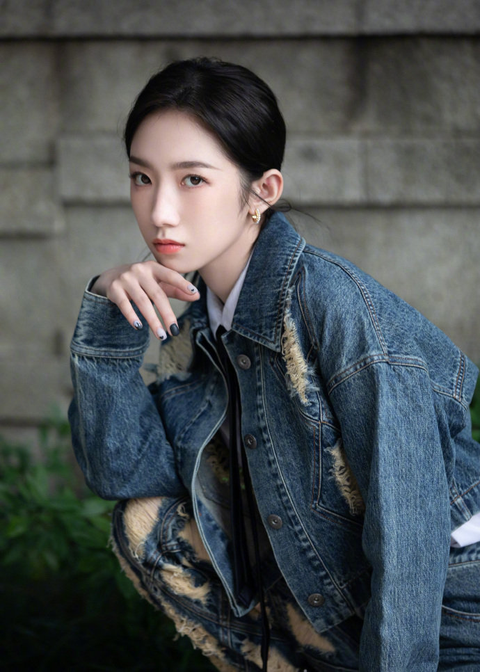 孟美岐同款衣服搭配,孟美岐的其他穿搭也是很显魅力的