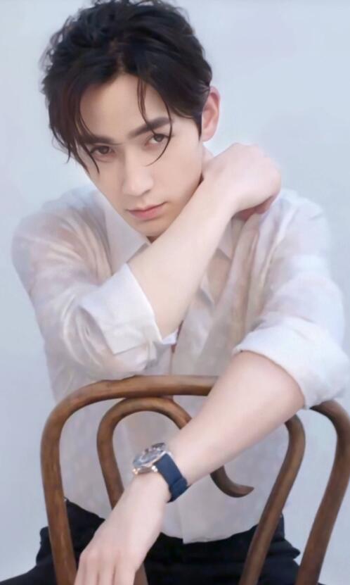 中分尴尬期怎么弄好看,中分怎么抓出纹理感