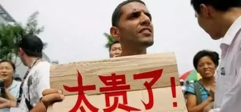 *藏西**捡漏收的大克数老蜜蜡，砸开后为何是个冒牌货儿？