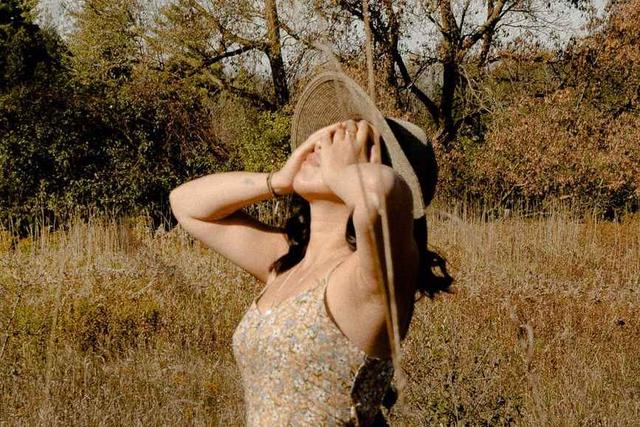 女人对你有好感但总是拒绝接触,女人这三个细节会让男人持续着迷