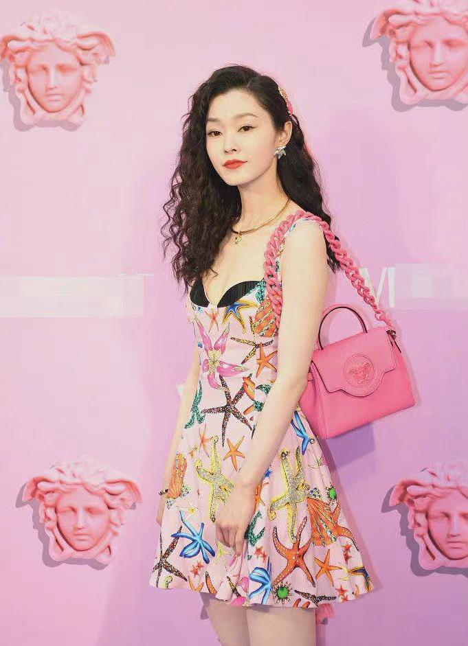 众星出席辱华品牌活动:内衣外穿被嘲雷人,宋轶短裙暴露身材缺陷