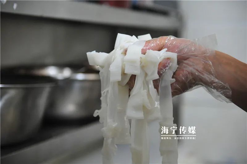 开了宝马卖凉皮,90后小伙创业卖凉皮