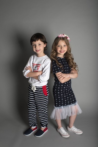 地铁上姐弟俩的坐姿惹争议,姐弟俩地铁坐姿视频