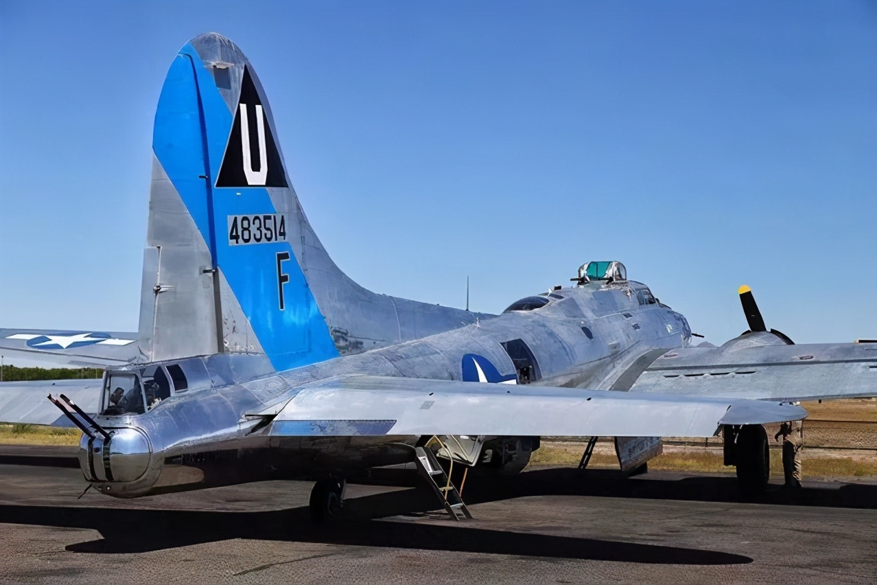 b-17撞机坠毁,b17机腹炮塔工作原理