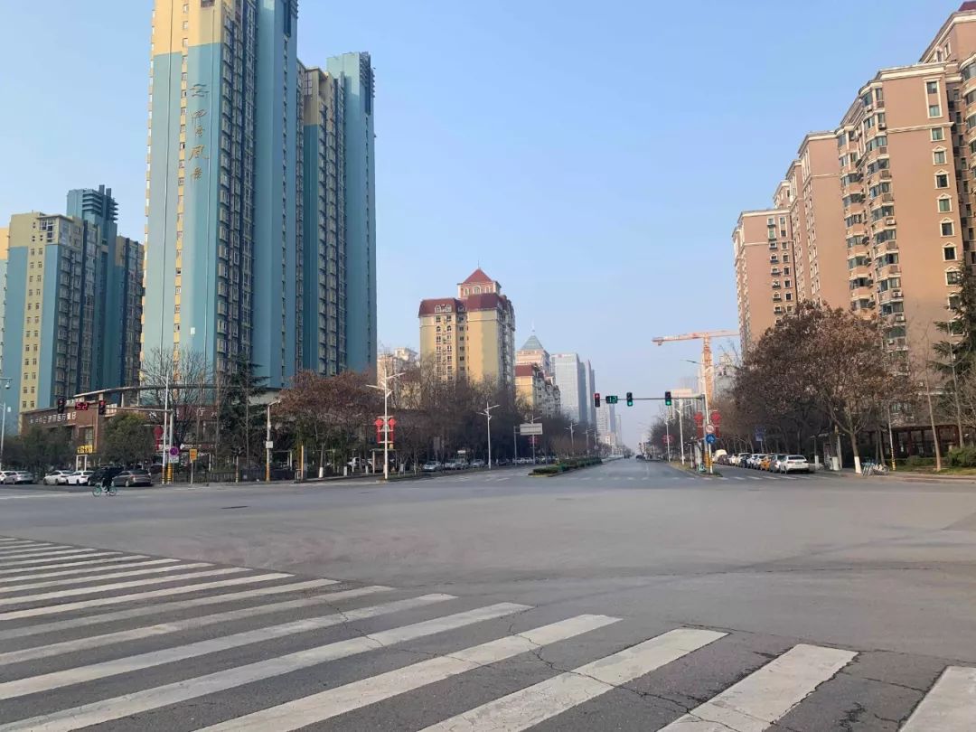 疫情下的县城夜晚照片真实,疫情时期农村的真实生活