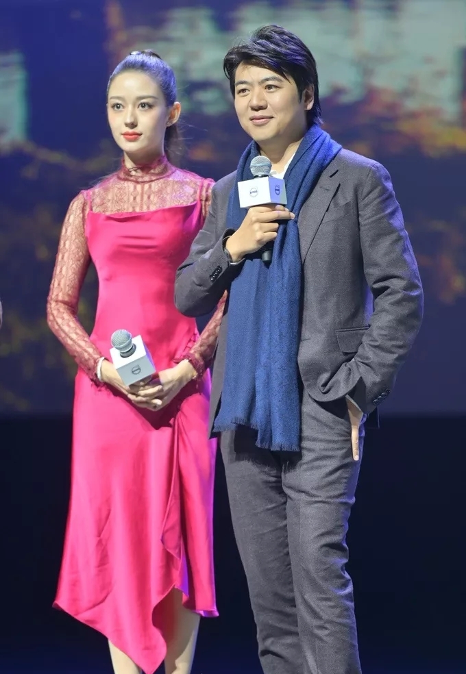 吉娜穿吊带礼服弹钢琴,吉娜一袭复古白色蕾丝裙笑颜甜美