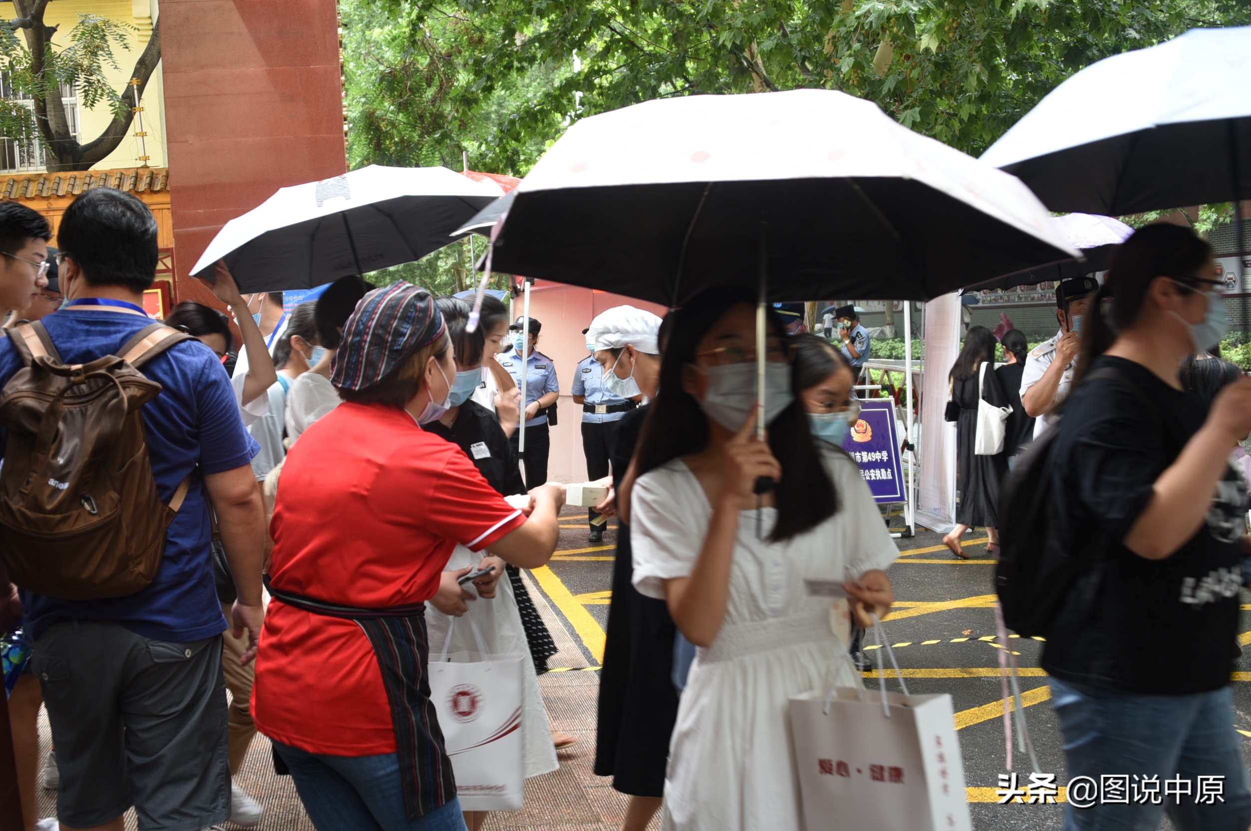 巡防员牵线*光春**早点餐饮，400张汤类半价优惠卡送高考考生