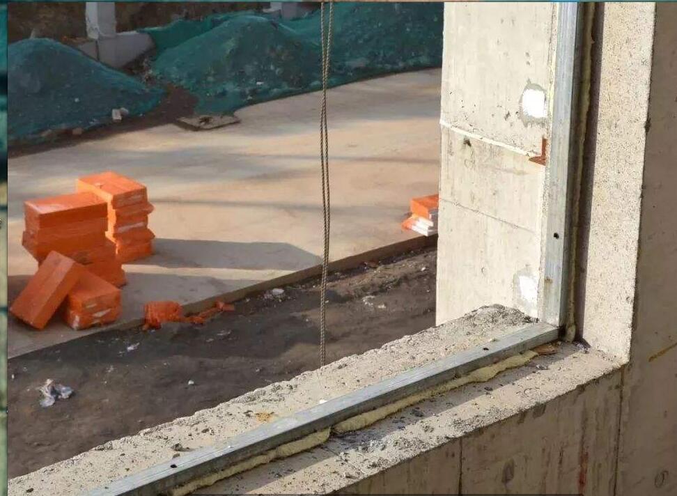 窗户安装好，才发现一边高一边低的情况，没封好后期漏水就麻烦了