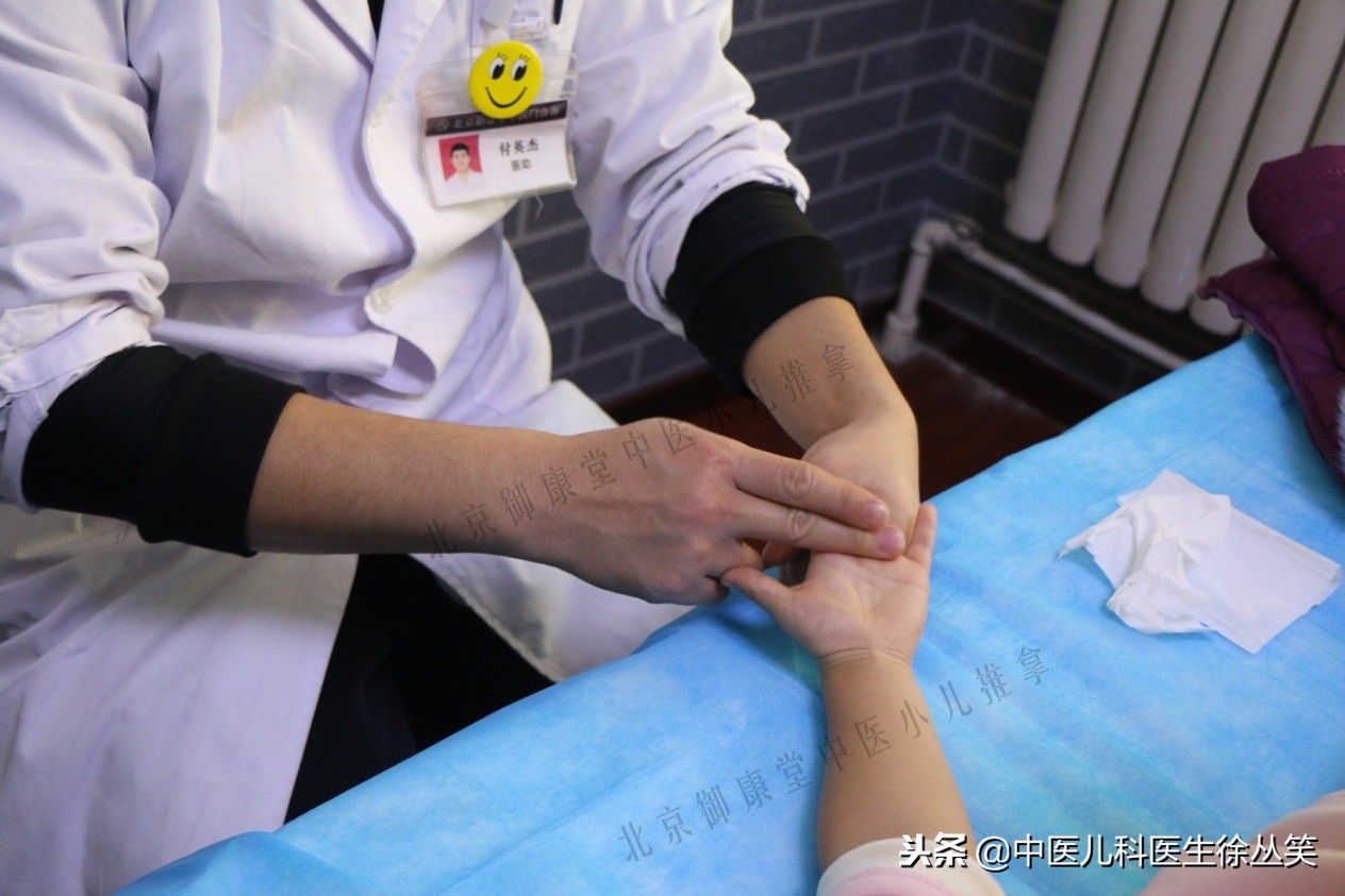 4岁小朋友常年早晚咳嗽,面色黄黯,动不动就感冒,怎么推拿