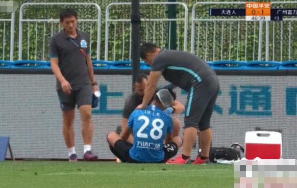 球坛又现流血事件！23岁足球新星顶球时被撞，血流满面当场送医