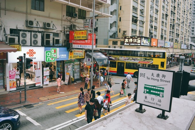 世界将我包围下一句,世界将我包围演唱