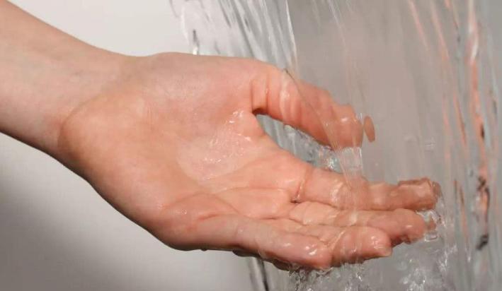 一只手容易泡皱什么原因,手掌像水泡起皱发白是什么原因