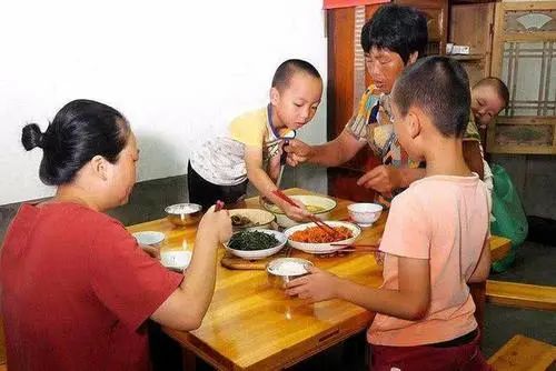 甯﹀瀛愬嚭鍘诲悆楗キ妗屼笂鐗规病鍑烘伅,楗涓婃暀鑲插皬瀛╂病鍑烘伅