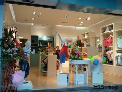 最新童装店双门头装修效果图,童装店怎么装修才有顾客