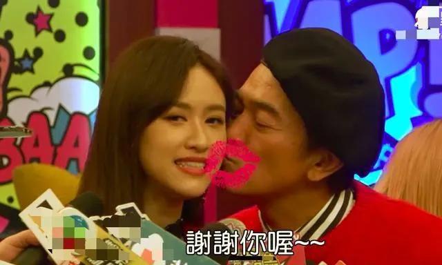 在公共场合亲吻30岁女儿、开黄腔，每天要亲100次，太恶臭了