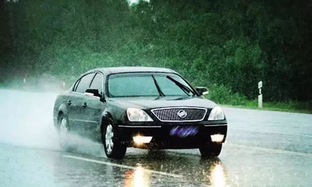 雨天防滑小知识,雨天路滑怎么防滑视频讲解