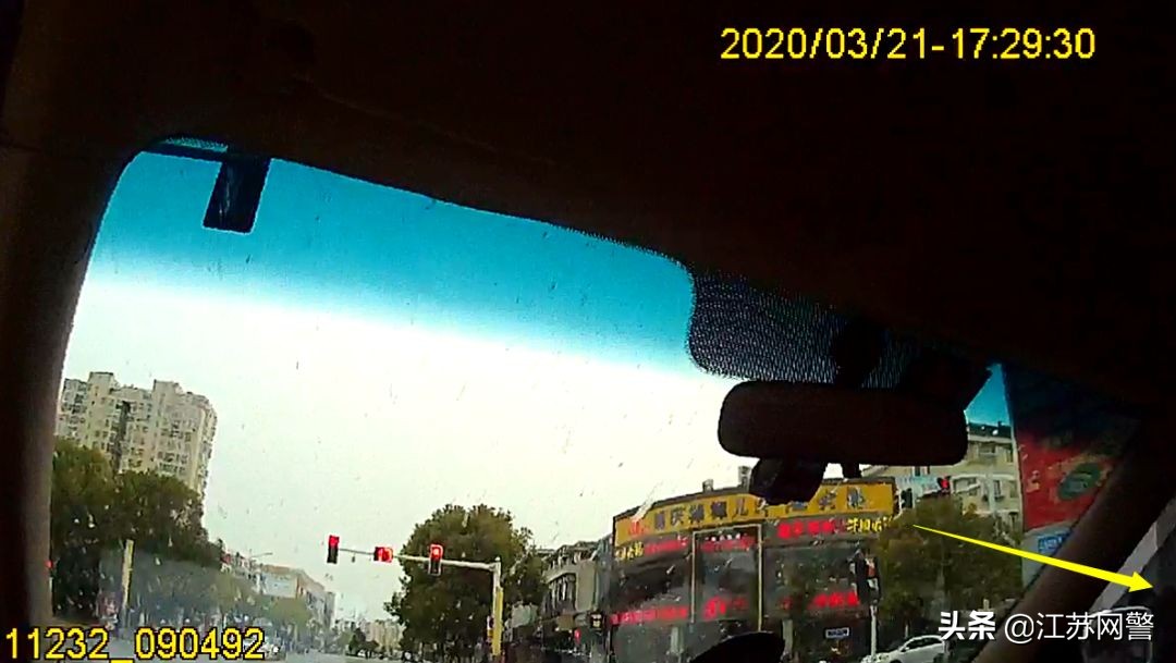 江苏盐城：盐城一辆尾号688的宾利车，因为车主一个“招呼”，这下真的“886”了