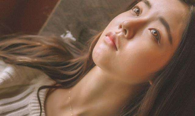 亲人离世悲伤不是一瞬间的爆发,劝失去亲人的朋友走出悲伤的句子