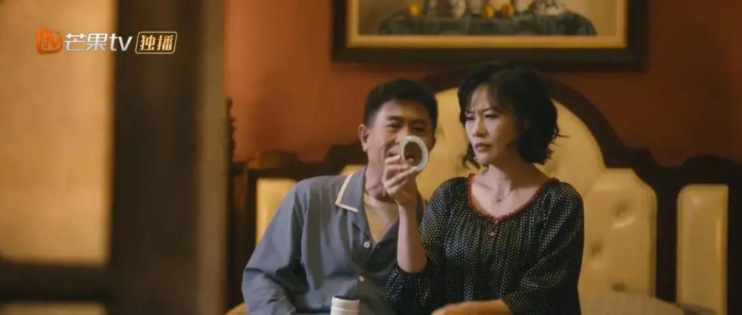 婆婆送的老翡翠手镯,婆婆送百年翡翠手镯