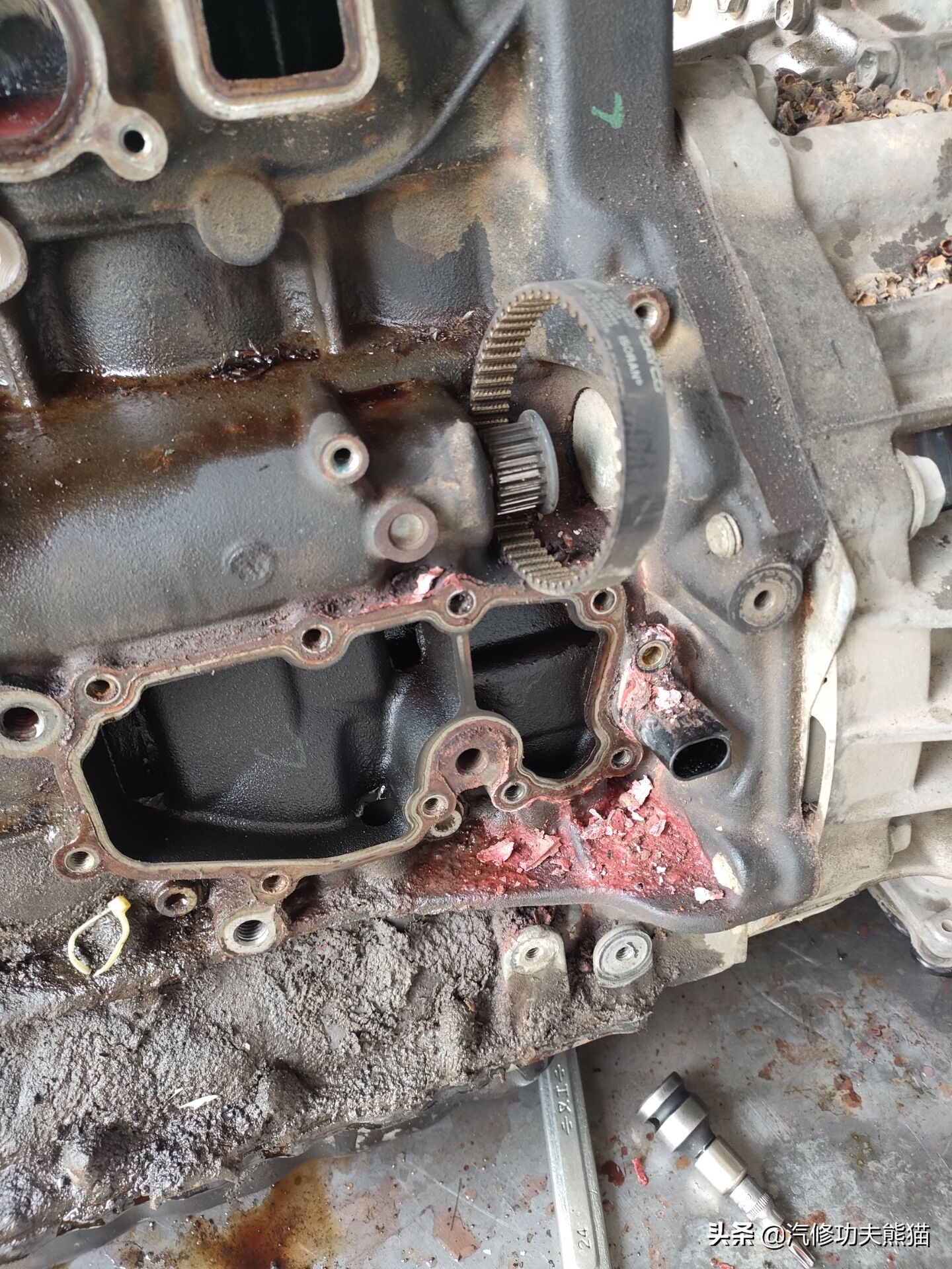 老途观发动机漏油维修,老途观涡轮增压器漏油维修多钱