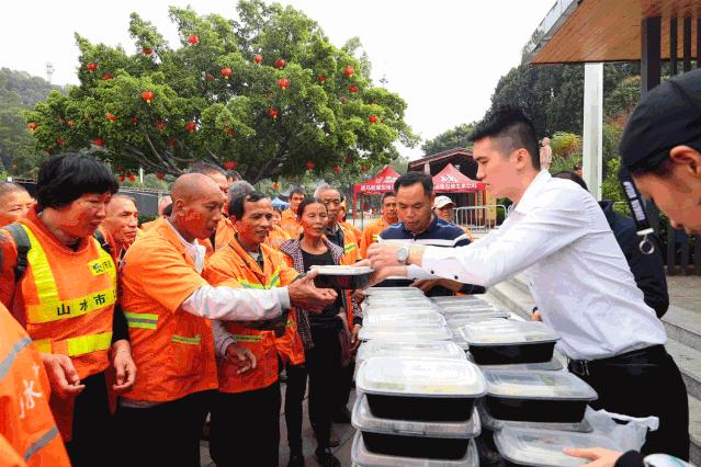 冬日里的温暖传递,冬日的温暖和幸福在彼此间传递