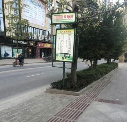 裸眼4D塑胶人工湖、水泥地上种草皮，开发商那些骚断腰的迷惑行为