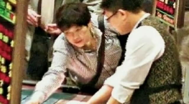 港姐*史艳**内幕：被母亲“卖”给富豪，几欲寻短，现逆袭为人生赢家