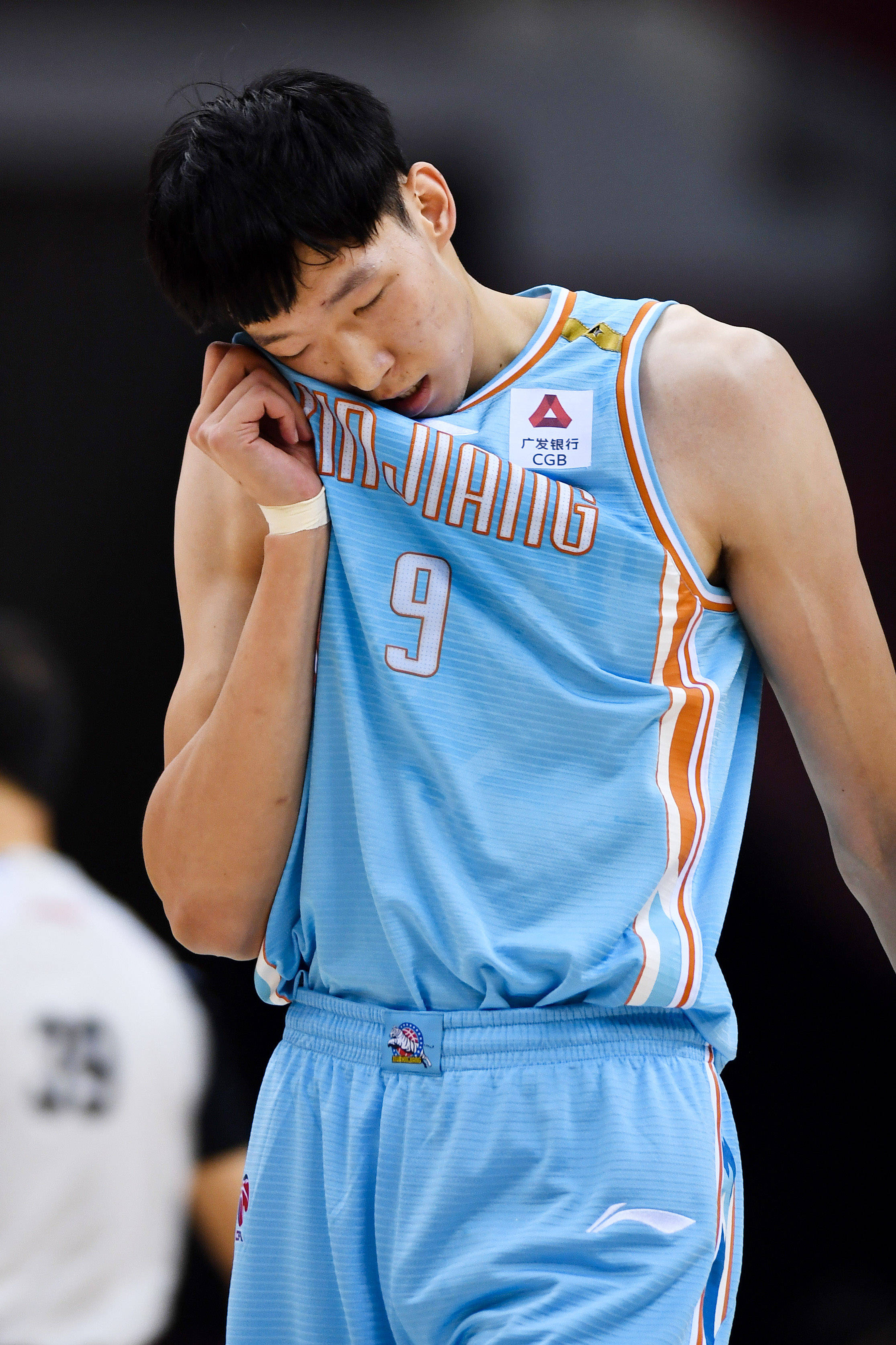 周琦26号球衣篮球明星,周琦26号能上场吗